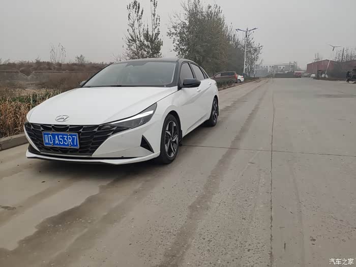 第七代伊兰特白色车身黑色顶双拼色尊贵版提车作业