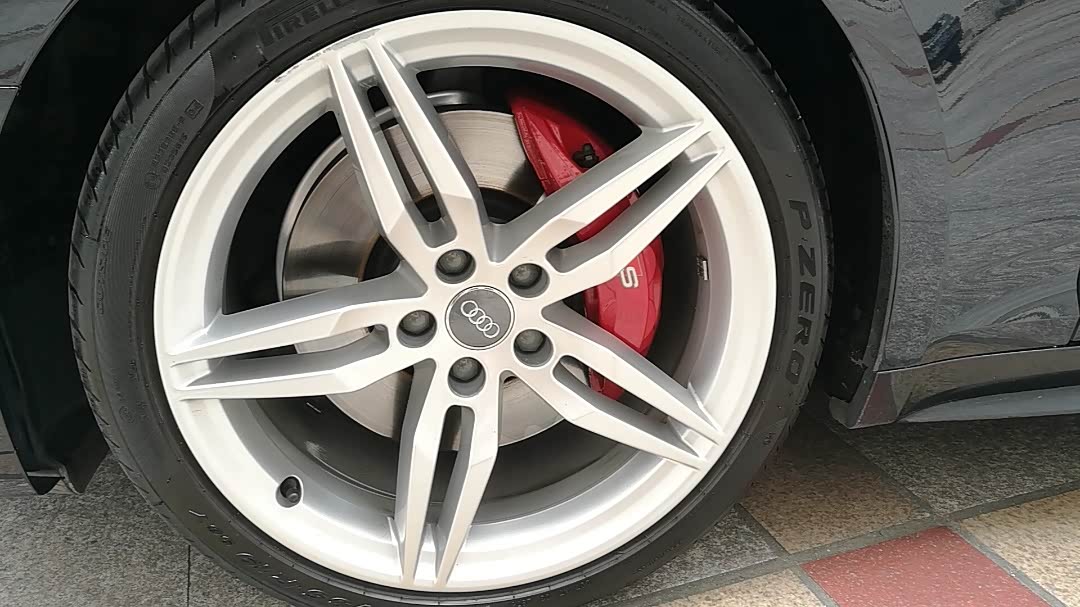 出进口奥迪a5,19寸顶配四驱轮毂