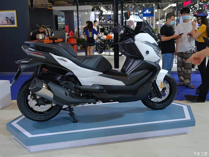 车展看摩托车无极sr4max大踏板