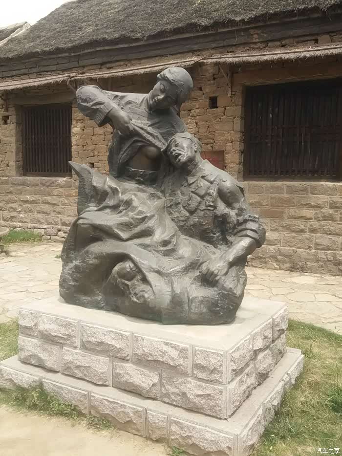 乳汁救伤员的雕塑像