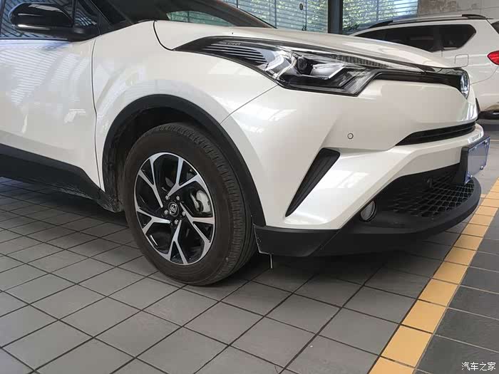 秀一秀白车黑顶chr熊猫配色很是入眼啊