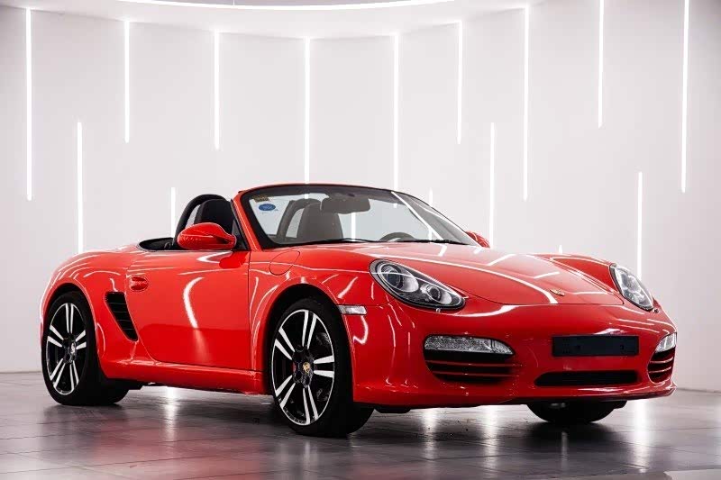 红色的保时捷敞篷车最迷人的样子