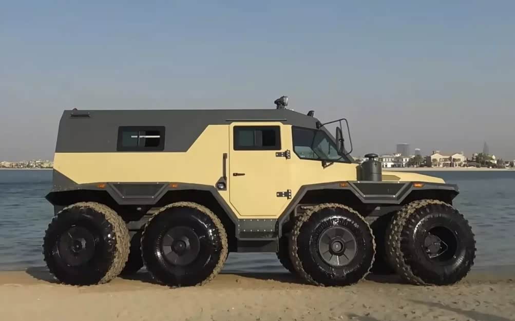 霸气十足的八轮越野车性能强悍无比