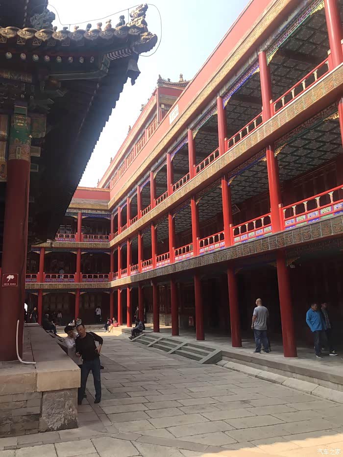 主建筑有四层楼的结构,呈完整的回字形回廊布局.