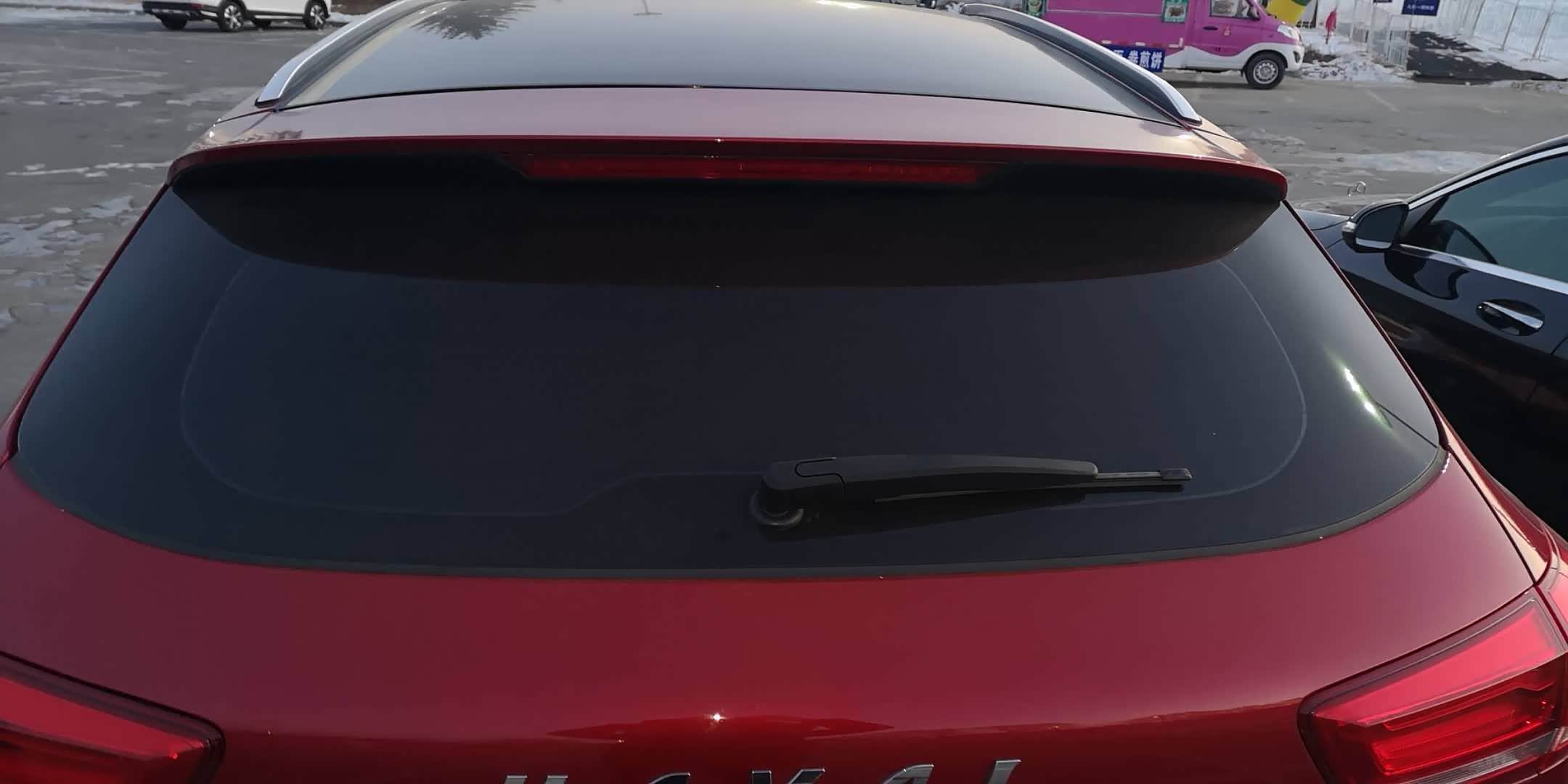 后挡风玻璃不算太大,,挡雨板大小适中!