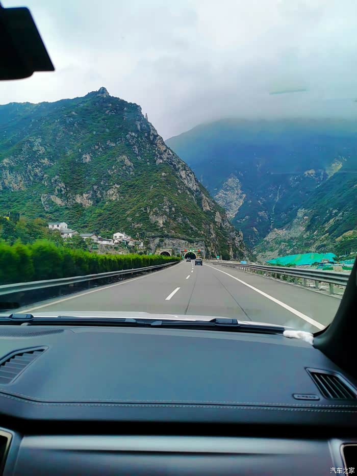 在高山环绕的高速公路上行驶,这个时候所处的位置已经不在成都平原
