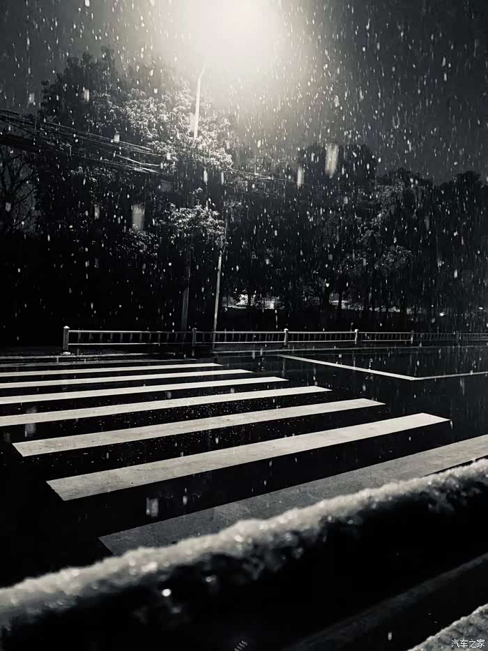 自驾探岳逛花都,雨雪天需慢行.