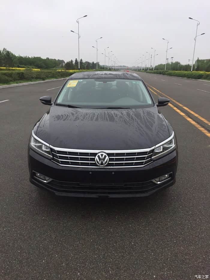 帕萨特的前脸,沉稳中带点端庄,符合我的气质.