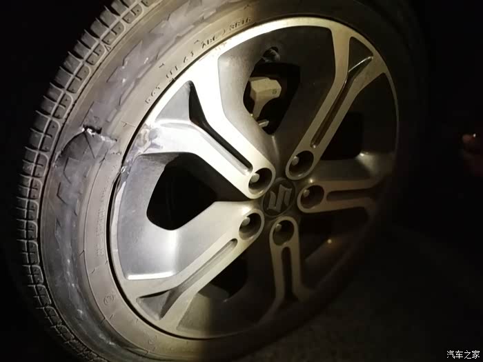 后轮胎报废,夜间行车真的要注意安全