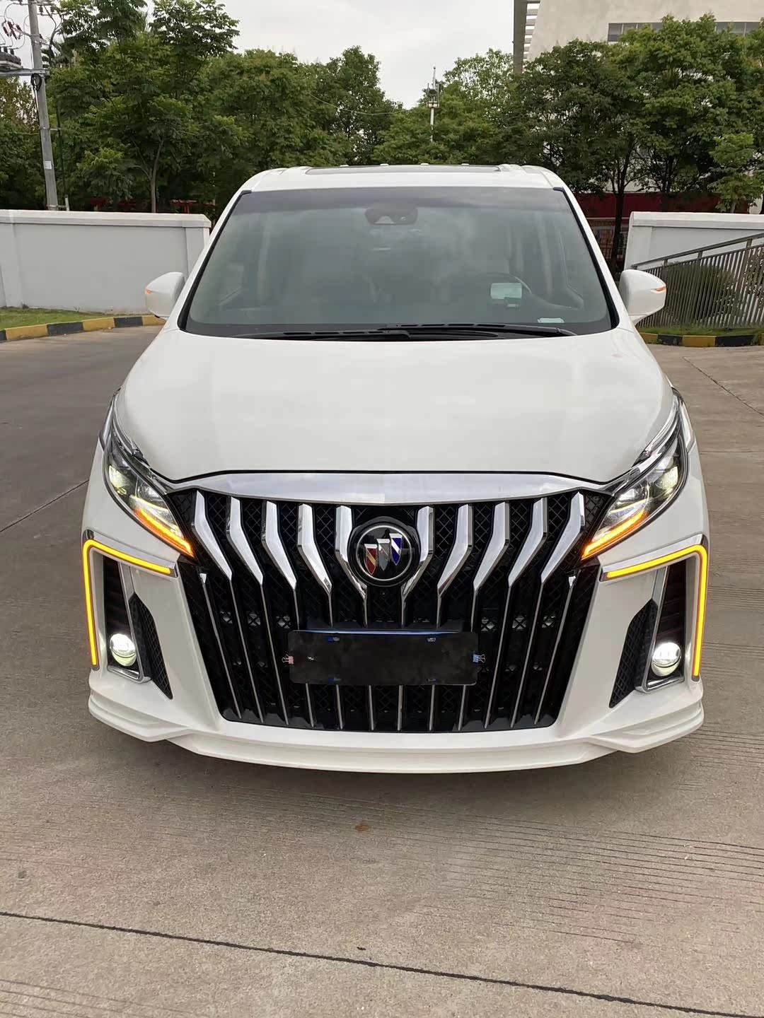 雅典娜版gl8前脸采用夸张的獠牙式的结构设计双对称的格栅