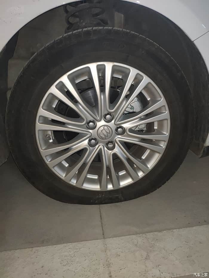 车胎漏气了大神帮我看看谢谢