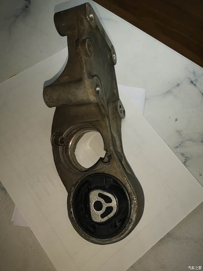 更换发动机下支架