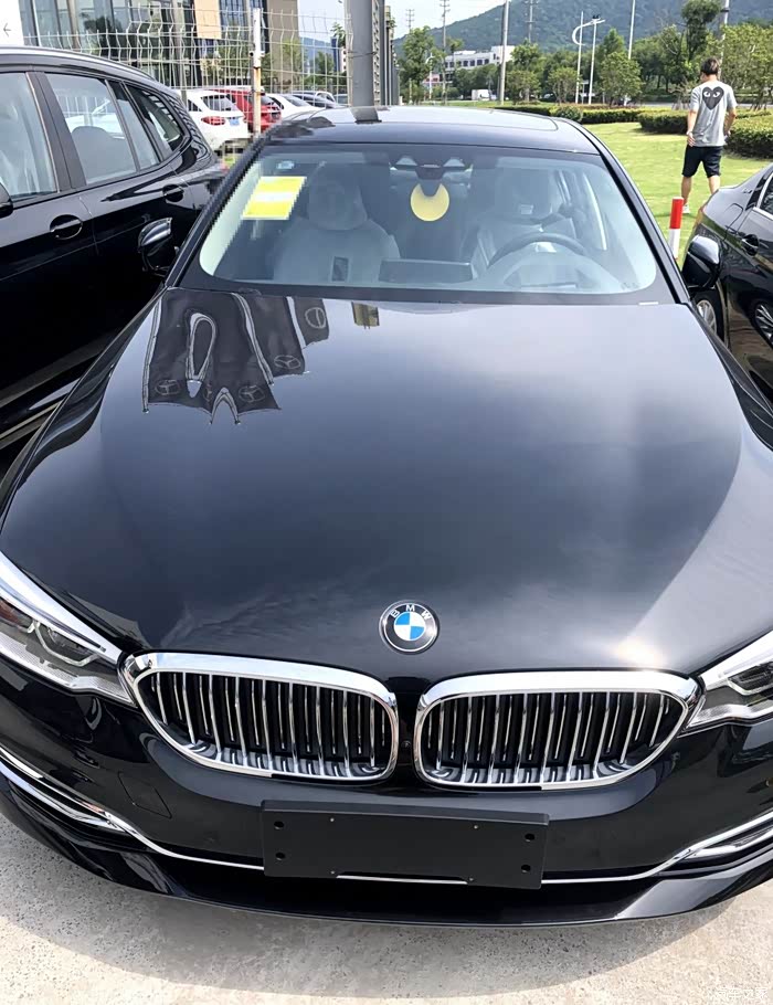 宝马5系前脸拥有优雅气息大灯亮度很棒