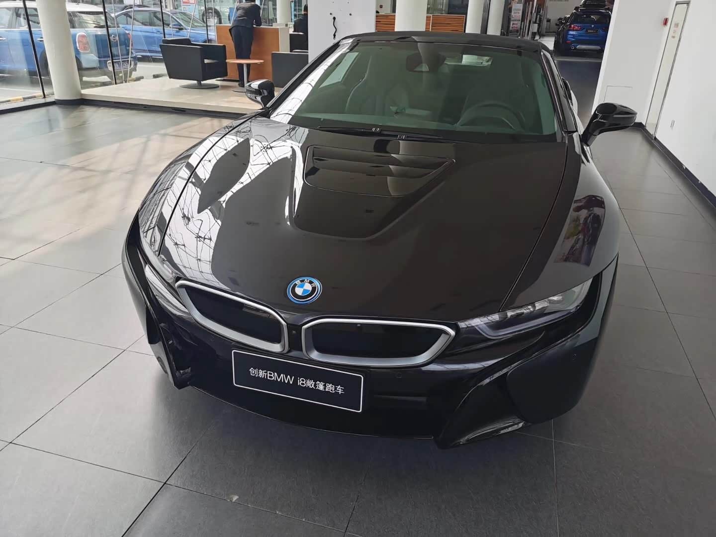 宝马黑色i8非常帅气,运动感强.