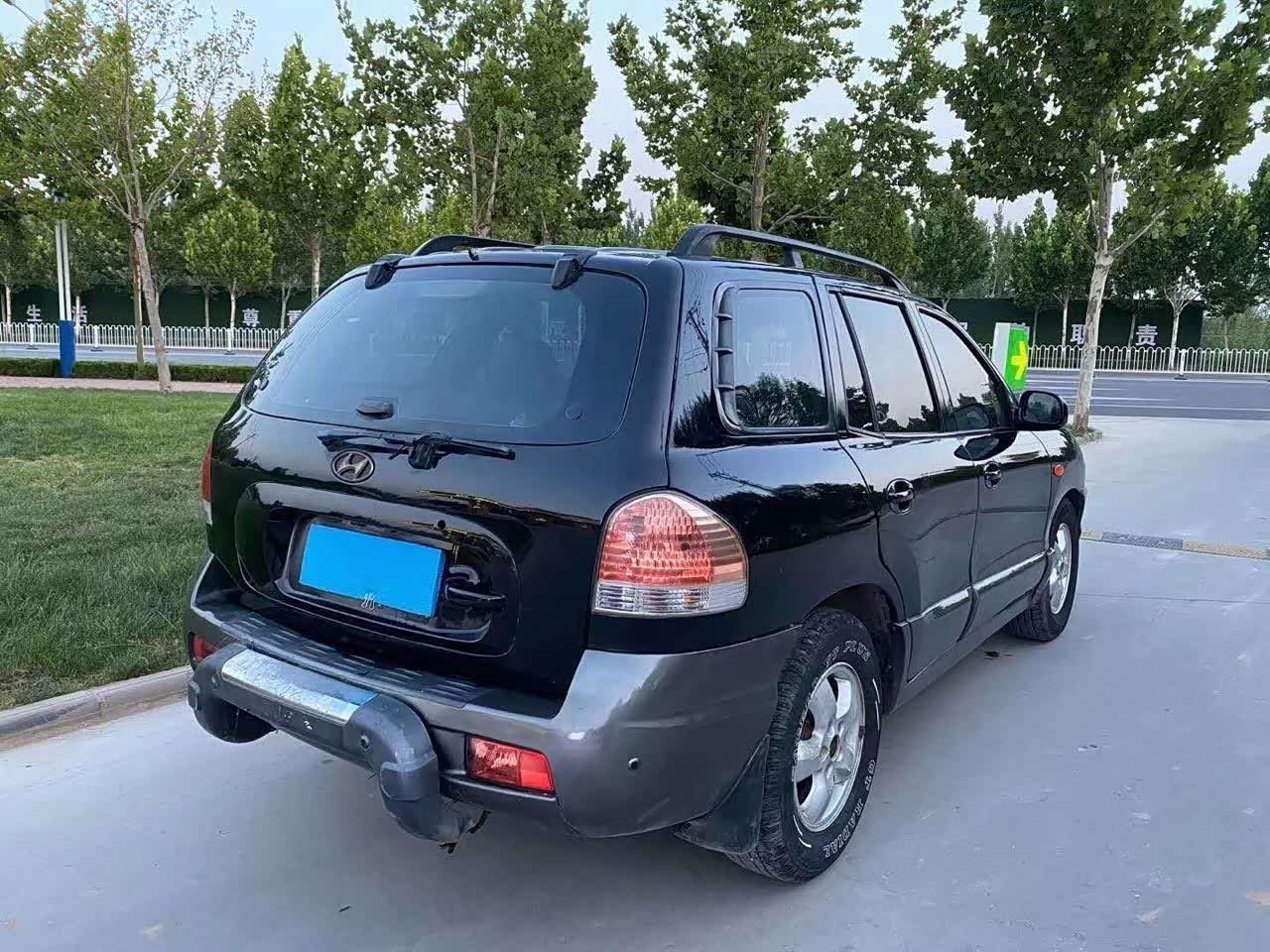 老款现代圣达菲霸气的外形看着越野性能应该很不错吧