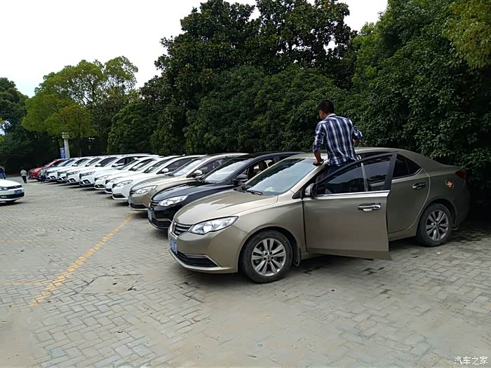 大家都整齐的排队