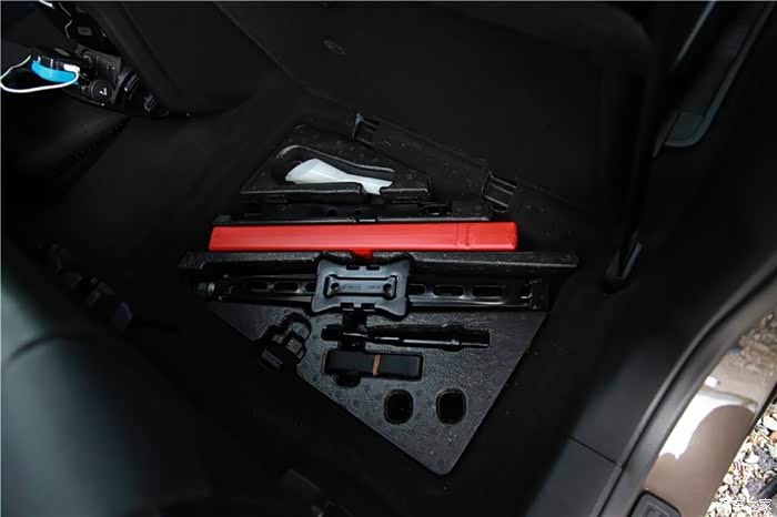 哪位老铁知道 第二排随车工具箱的尺寸是多少?