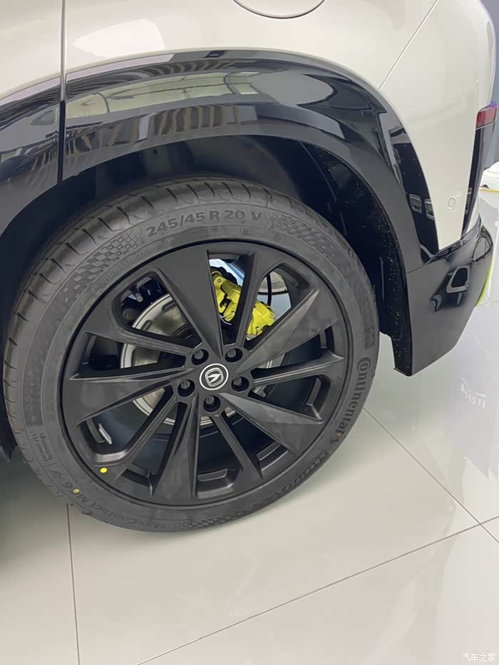 长安uni一t运动版白色20寸马牌大轮胎超级好看