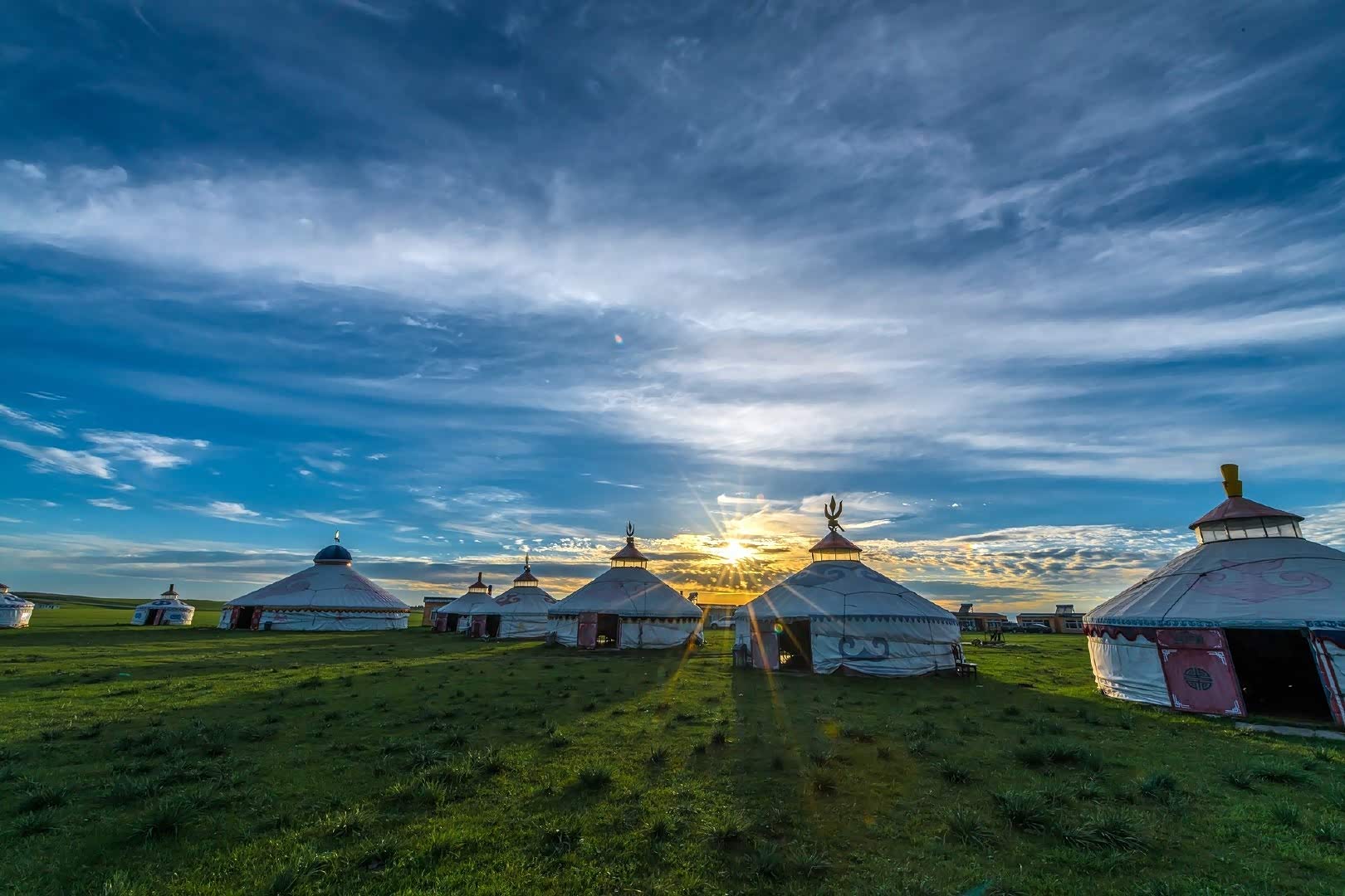 新巴尔虎右旗草原这里绿草蓝天凝结了一个时代的厚重