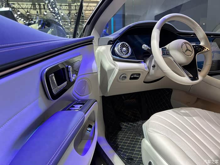 车展看奔驰的女朋友被飞凡r7圈粉