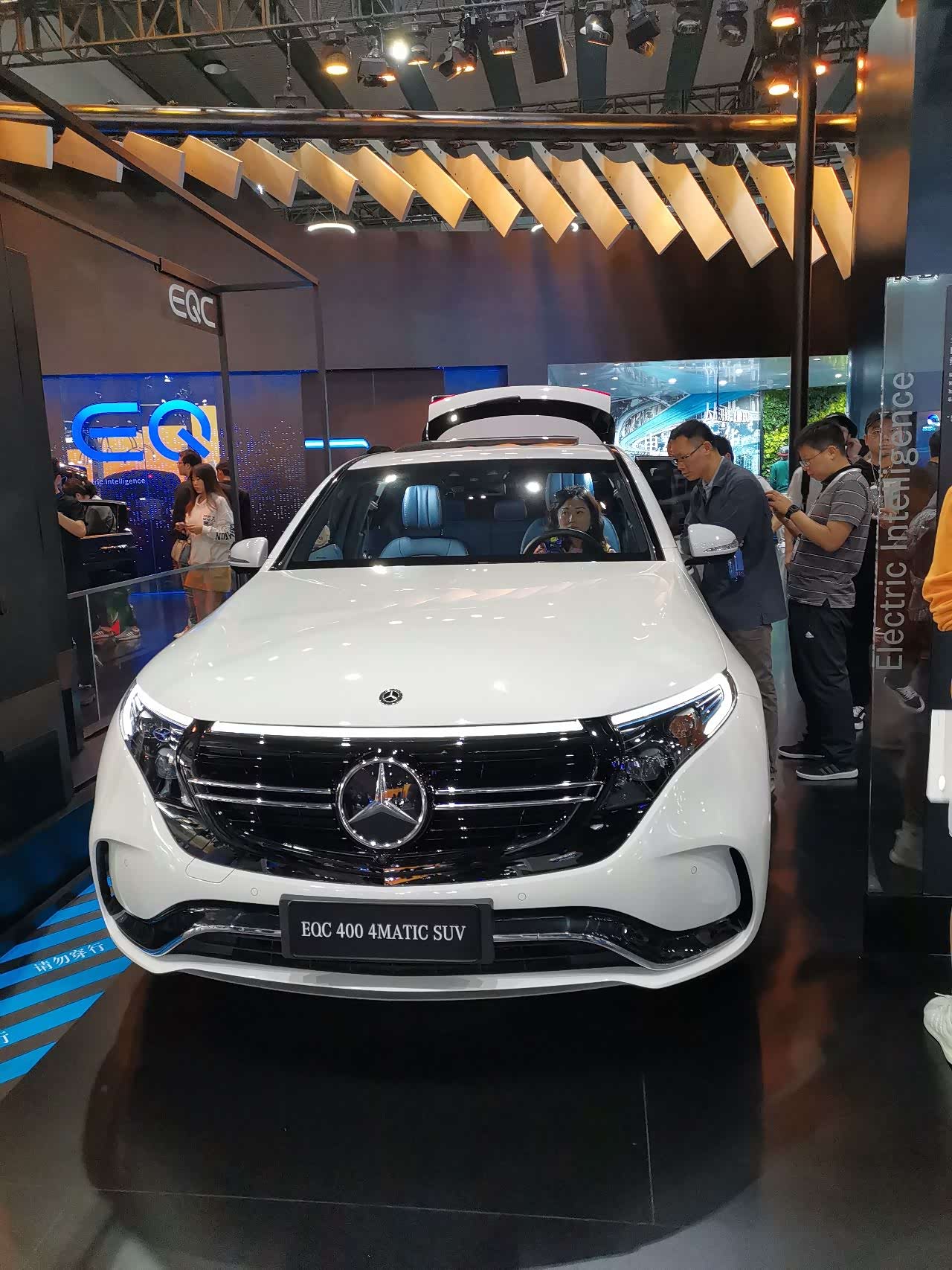 漂亮的奔驰eqc电动车.空间真大