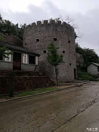 感受红色教育-探地道战场景