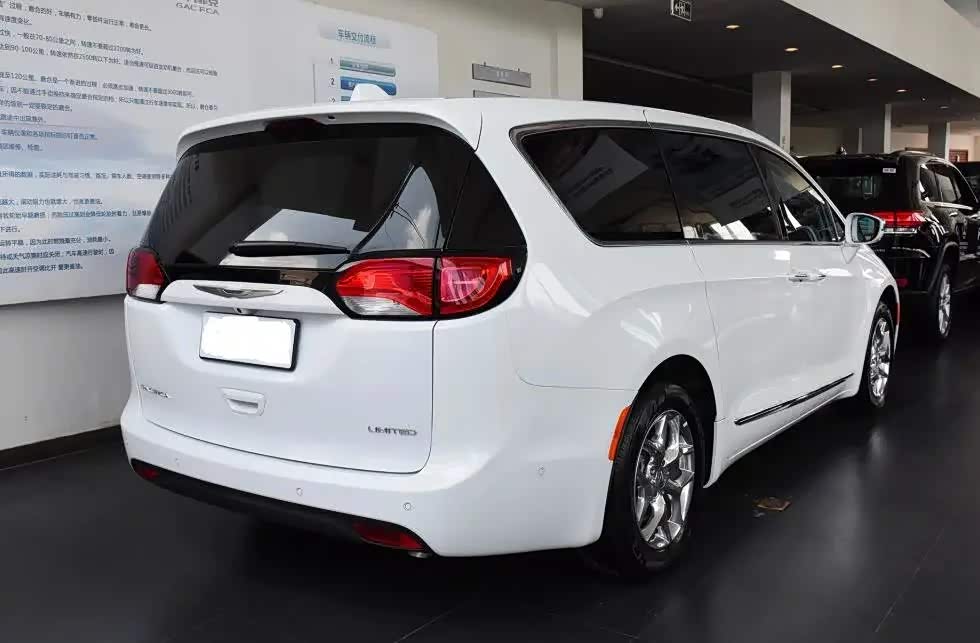 在外观设计上克莱斯勒大捷龙给人一种非常强烈的视觉冲击力