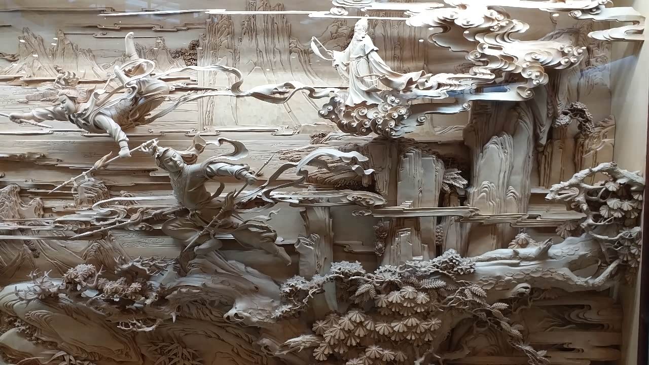 雷峰塔内的木雕让很多人咂舌,很佩服工匠的精神