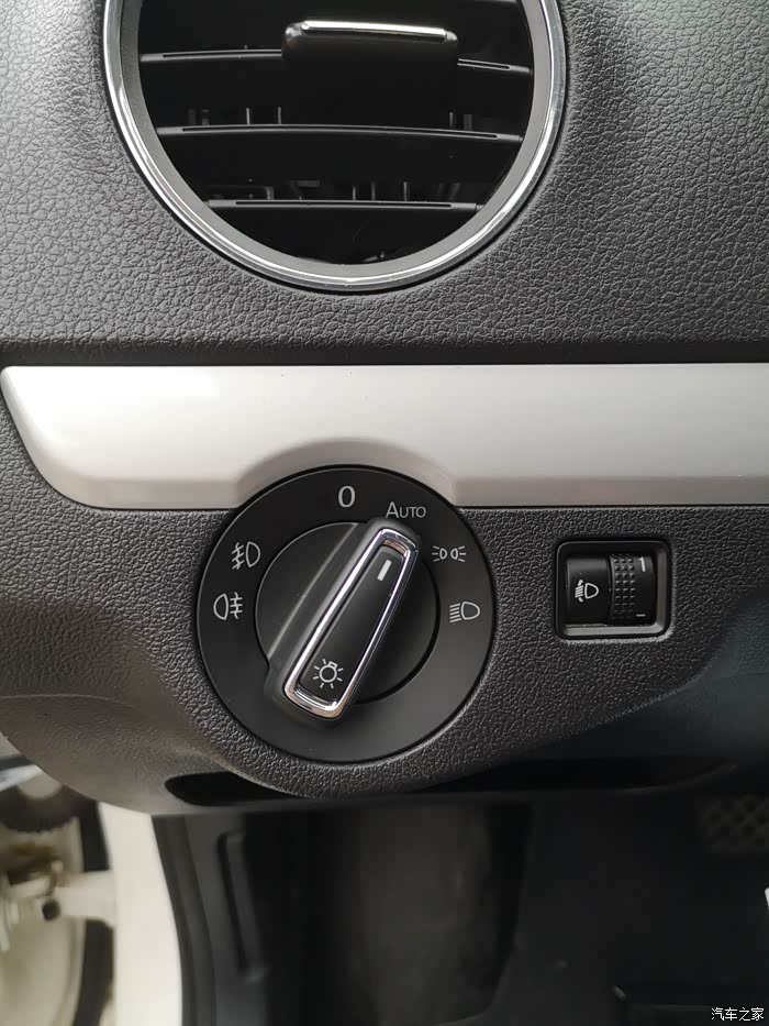 搞个自动大灯开关