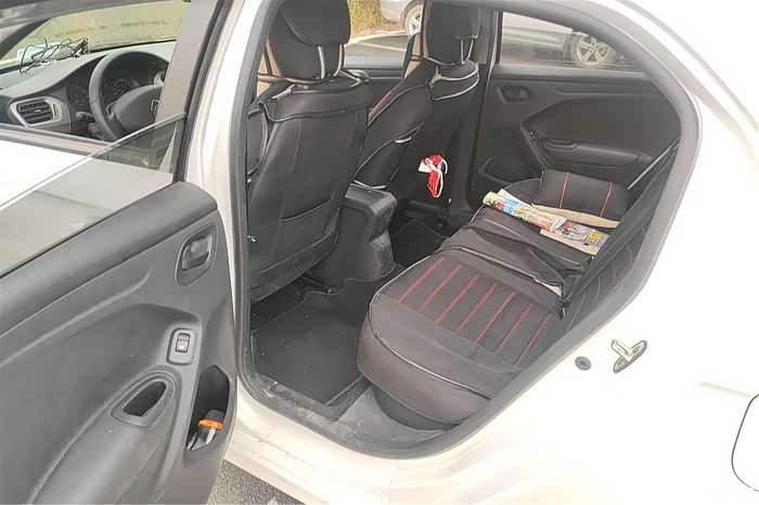 最满意就爱丽舍后排空间了,相当大轴距