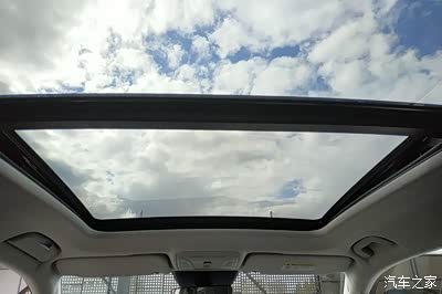 全景天窗,看蓝天白云,巴适的很.