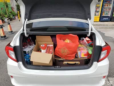 过年回家装满年货的后备箱