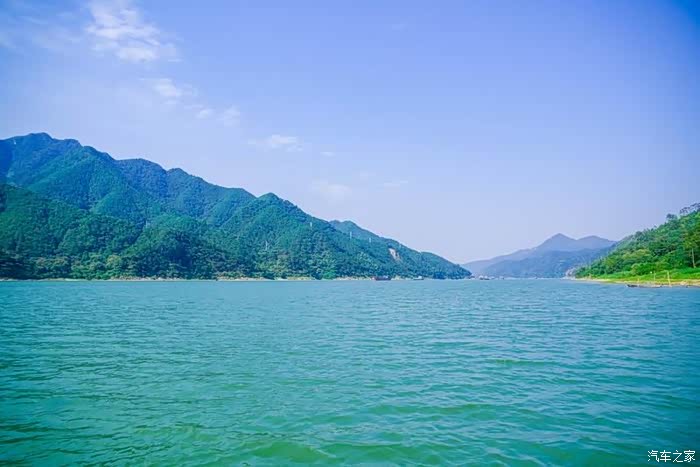 江水碧绿澄澈青山倒影水中山水中还有着温暖的人间烟火