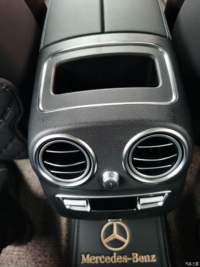 奔驰glc260l豪华版手扶箱后面两个洞是干嘛用的