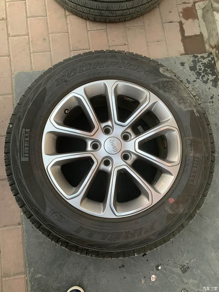 出两条倍耐力atr蝎子轮胎2656018