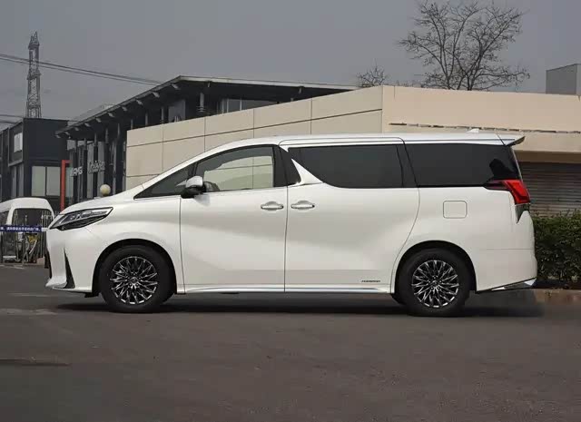 该车前脸的纺锤式中网在保证尺寸的同时,又不失棱角与和谐感