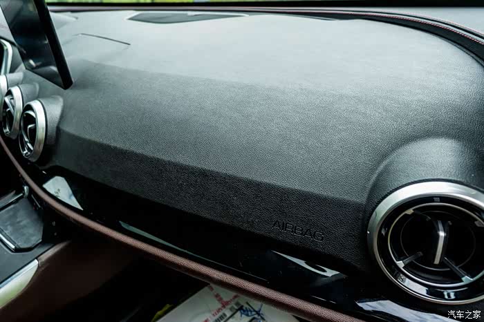 中控台搪塑的质感很好,很大气.