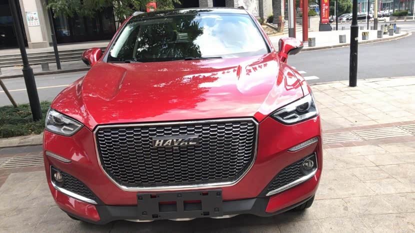 今天家庭聚会邻居提了哈弗f5红色非常的帅气