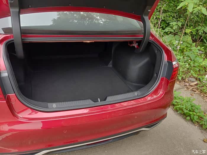 小6的后备箱挺深的,足够用了