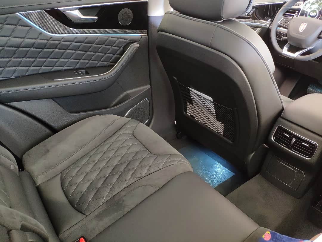 昆明红旗4s店看实车,顾着和销售们探讨这车,没拍几张照片