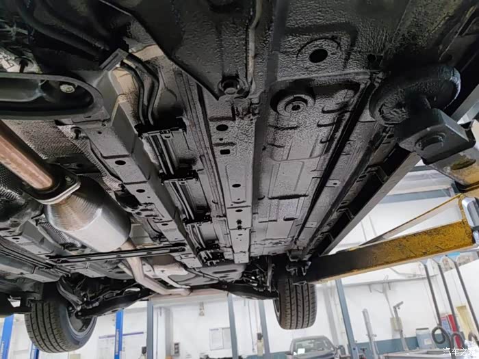 分享长安univ底盘装甲喷涂作业