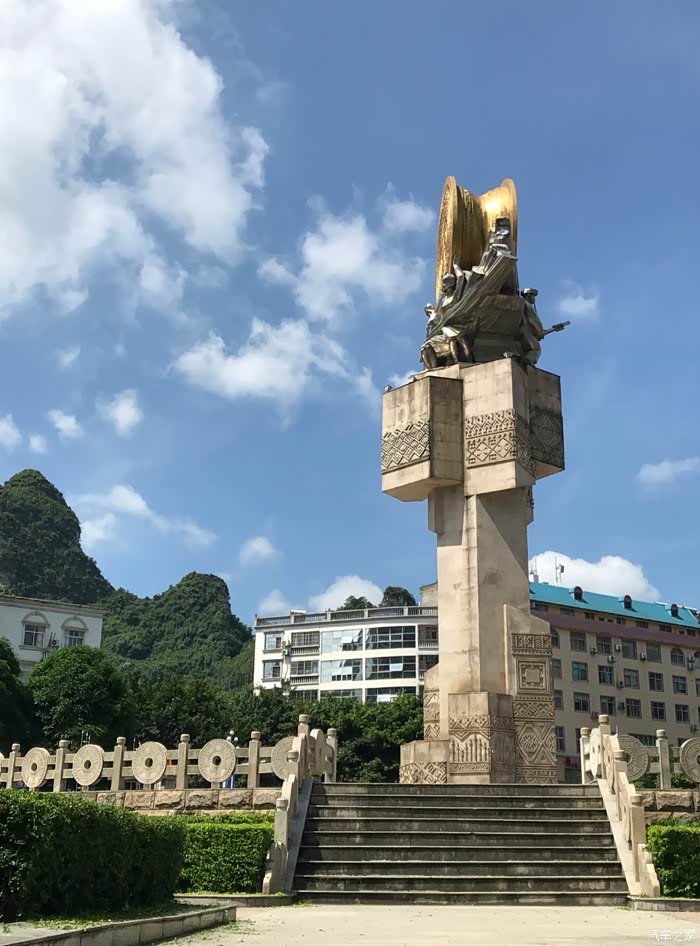 蓝天白云,阳光明媚,铜鼓广场的景色倍儿美