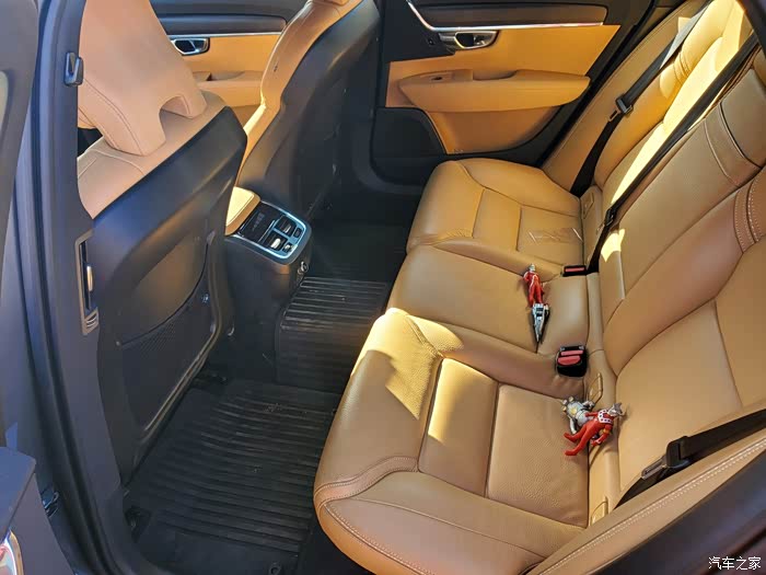 空间 个人不追求大空间,或者反感刻意的加长,够用即可,不过v90cc后排