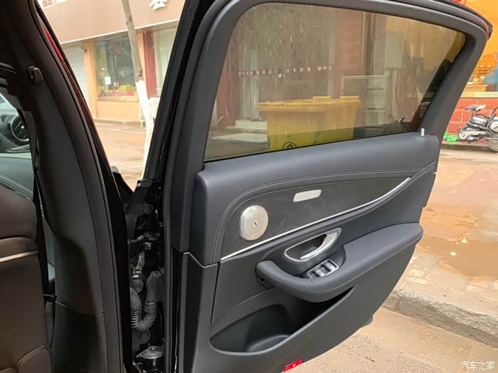 老哥们我车后门为什么是歪的