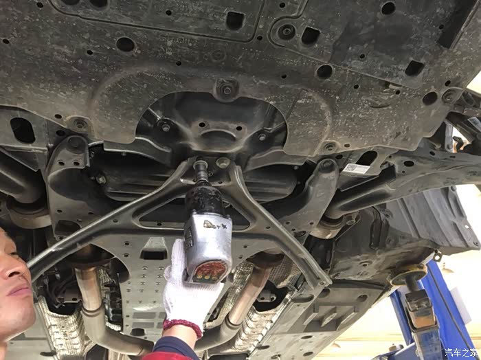 开始拆卸.首先拆掉底盘加强筋.这是新皇冠独特.老皇冠并没有这个东西.