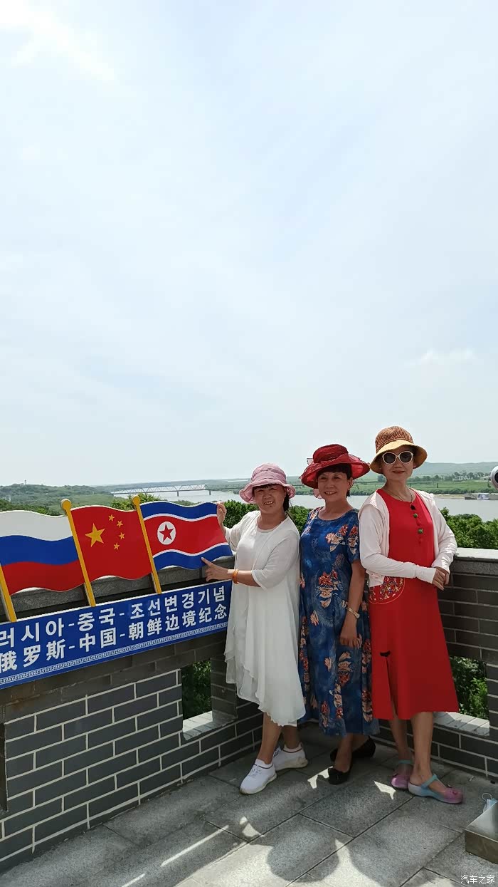 沿途风光秀丽,一路上朝鲜族建筑风格的村庄,农舍随处