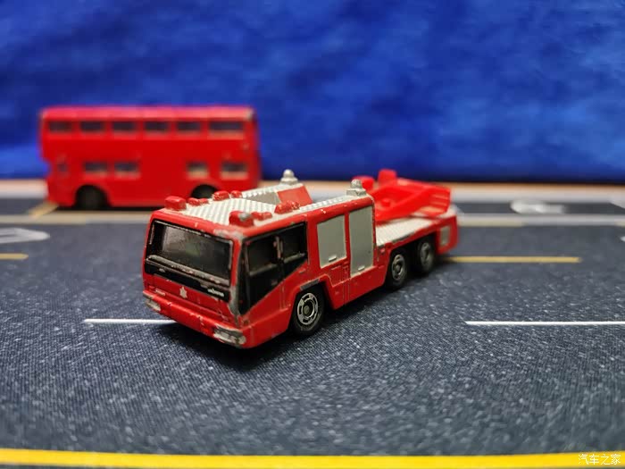 降温送关怀多美卡日野消防车