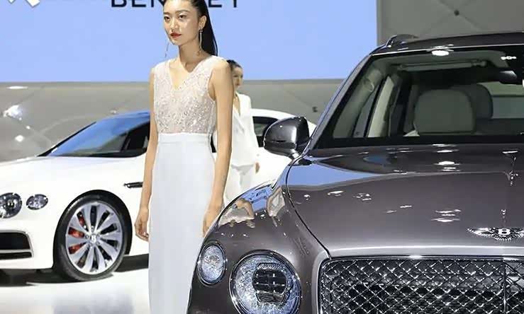 全新宾利添越旁的美女模特裙装简洁又不失细节