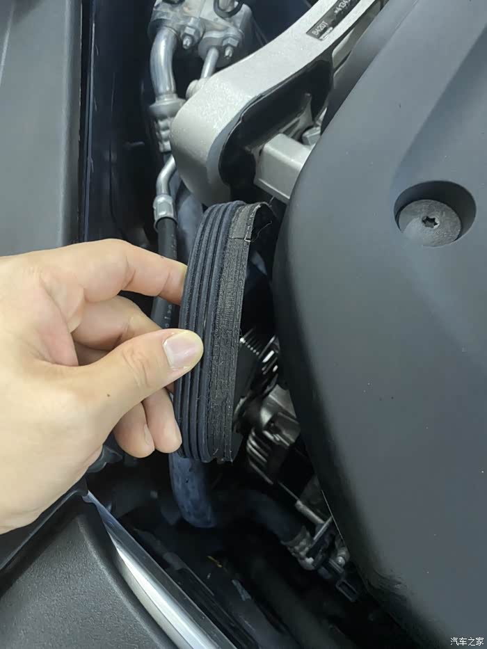 【图】21款智逸提车5公里不到,皮带开裂,直接拖车拉走_沃尔沃xc90论坛