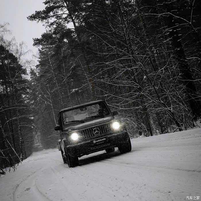 黑色的奔驰雪地与大g更配彰显它的魅力这真是行车无忧呀